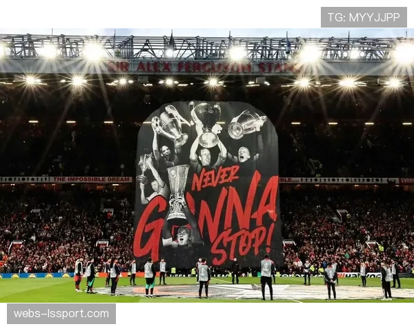 特写：斯特拉斯堡球迷组织在主场展示巨型Tifo，纪念建队120周年